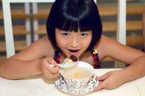 Yến chưng đường phèn là món ăn phù hợp với các bé